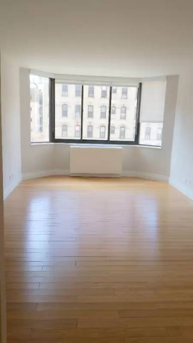 Main picture of 250 E 30th St