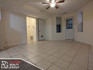 Main picture of 933 W Fletcher St