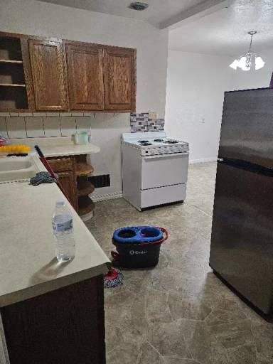 Main picture of 901 N Elm St