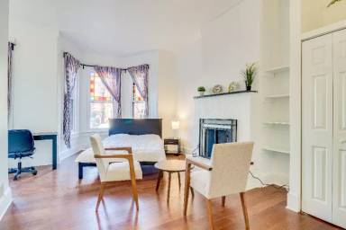 Main picture of 409 Constitution Ave NE