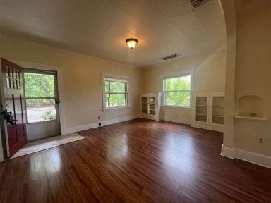 Main picture of 90 6th St