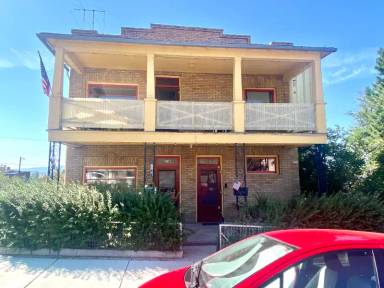 Main picture of 1016 W Park St