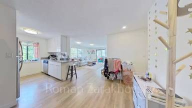 Main picture of 25 Webster Ave