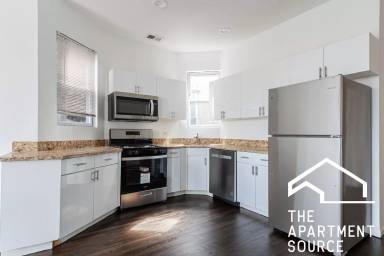 Main picture of 3328 N Clark St