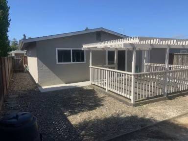 Main picture of 656 Bronte Ave