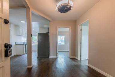 Main picture of 527 W Hyde Park Blvd
