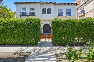 Main picture of 321 1/2 S Reeves Dr