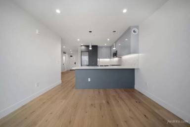 Main picture of 704 Mission St