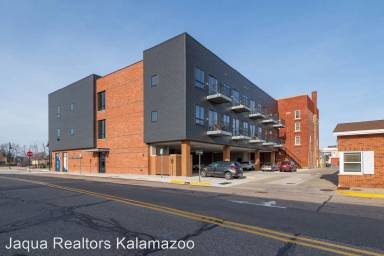 Main picture of 335 Center St