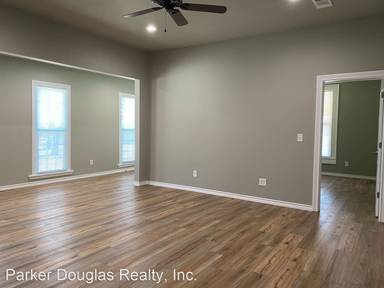 Main picture of 320 W 6th St