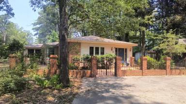 Main picture of 2 E Southern Pines Dr