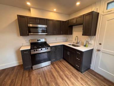Main picture of 1028 W King St