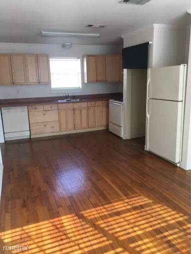 Main picture of 303 W Hickory St
