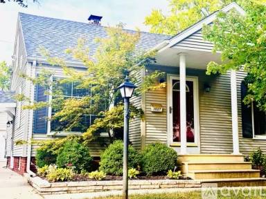 Main picture of 1027 E Elmhurst Ave