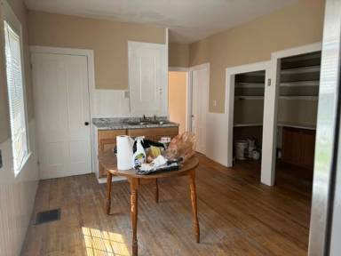 Main picture of 17 Schmitt St