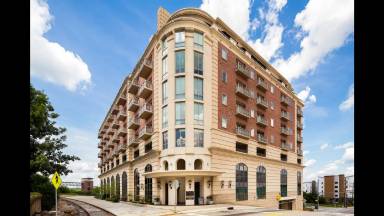 Main picture of 755 E Broad St