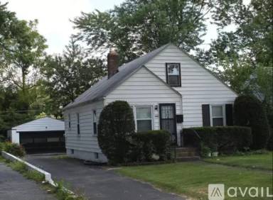 Main picture of 682 S Napoleon Ave