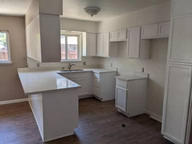 Main picture of 1128 W 48th St