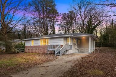 Main picture of 221 Lawson Rd