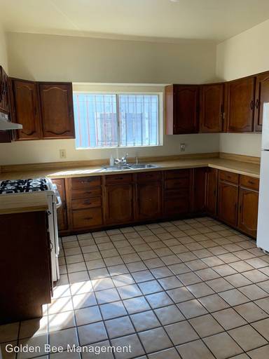 Main picture of 339 E 35th St