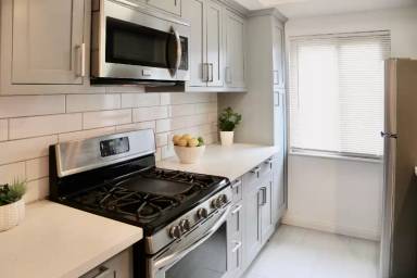 Main picture of 1057 E Appleton St