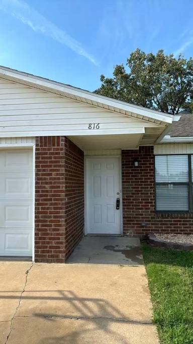 Main picture of 816 E Kara Ln