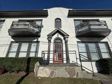 Main picture of 5305 Reiger Ave