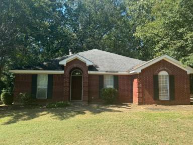 Main picture of 11 Twin Oaks Ln