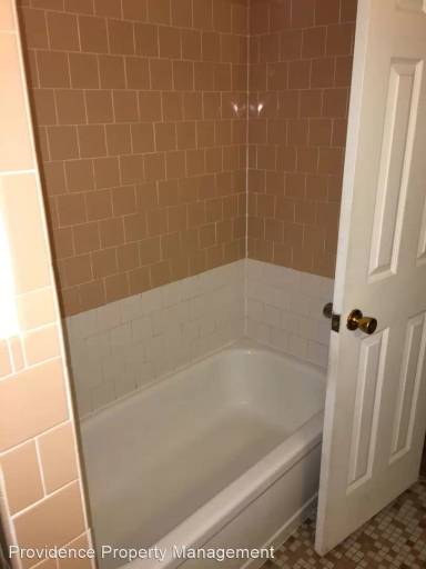 Main picture of 906 W Clinton Dr
