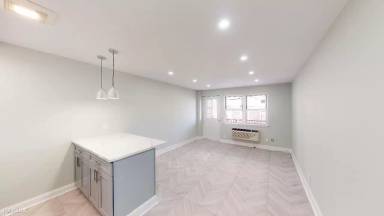 Main picture of 6352 Saunders St