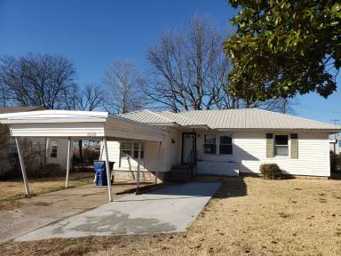 Main picture of 1820 E 6th St