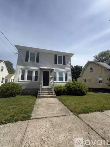 Main picture of 121 School St