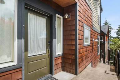 Main picture of 213 26th Ave E