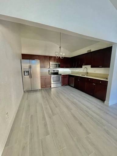 Main picture of 712 N Santa Barbara