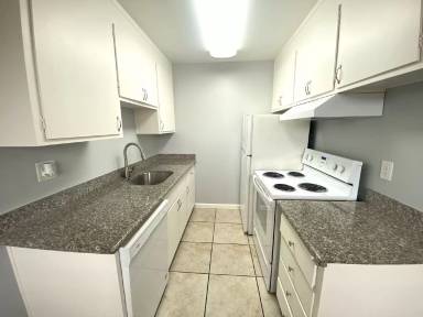 Main picture of 20 E 16th St