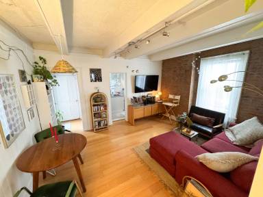 Main picture of 101 1/2 E Frankfort St