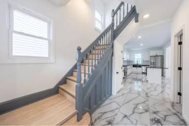 Main picture of 32 Palm St
