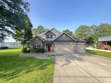 Main picture of 484 Crown Pt