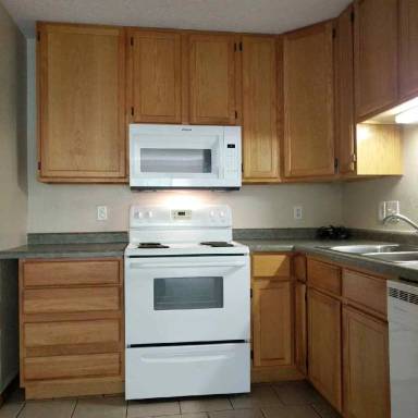 Main picture of 976 Robert St S