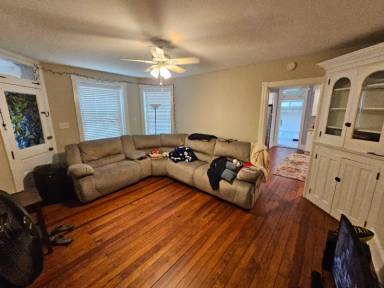 Main picture of 100 W Broad St