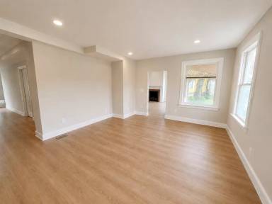 Main picture of 166 N Main St