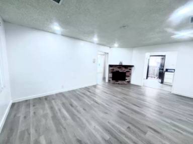 Main picture of 10809 Yukon Ave