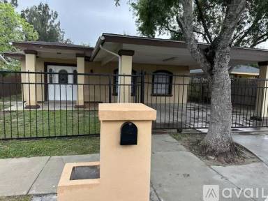 Main picture of 744 Avenida de la Plata