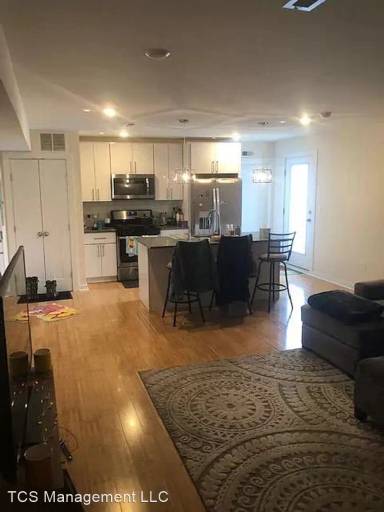 Main picture of 1834 Vineyard St