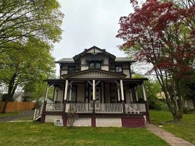 Main picture of 11 Rockview Ave