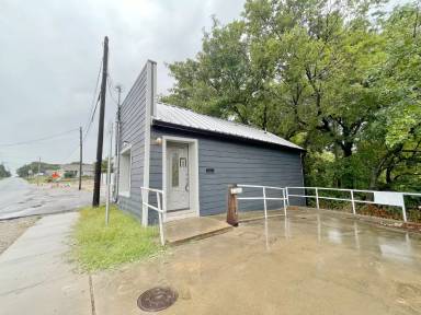 Main picture of 701 W Houston St