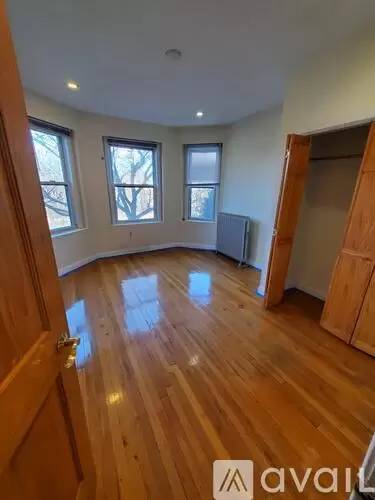 Main picture of 352 Riverway