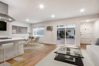 Main picture of 1333 N Martel Ave