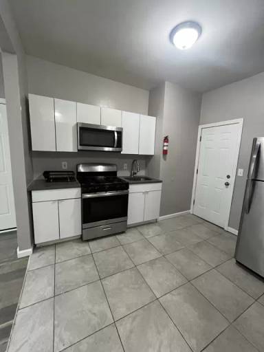 Main picture of 298 Halsted St