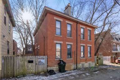 Main picture of 61 Hull Aly